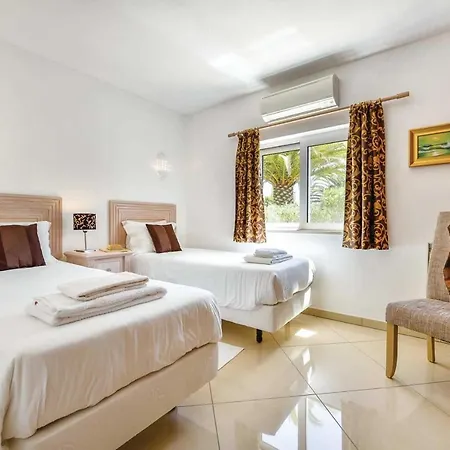 Sleeps 8 Air Con Wifi Villa *
