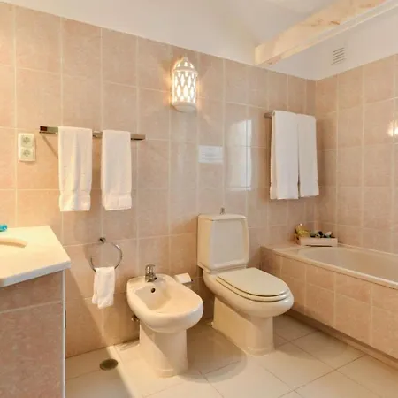 Villa Sleeps 8 Air Con Wifi